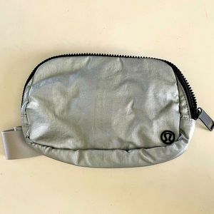 lululemon everywhere belt bag silver